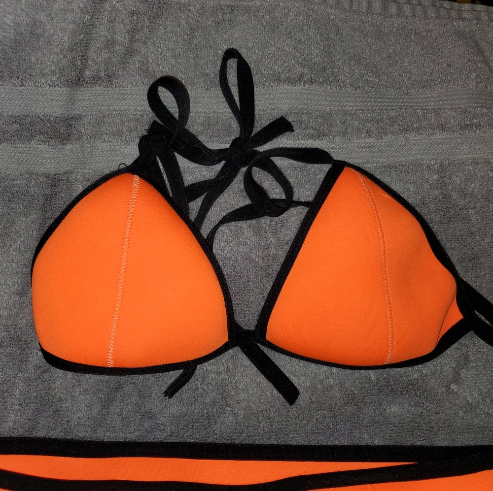 Bikini - Picture 3 of 3